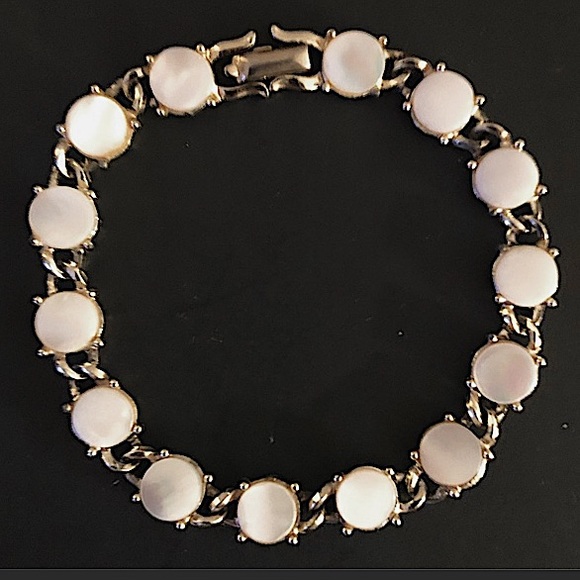 Coro vintage mother of pearl bracelet with a fold over clasp - Picture 5 of 16